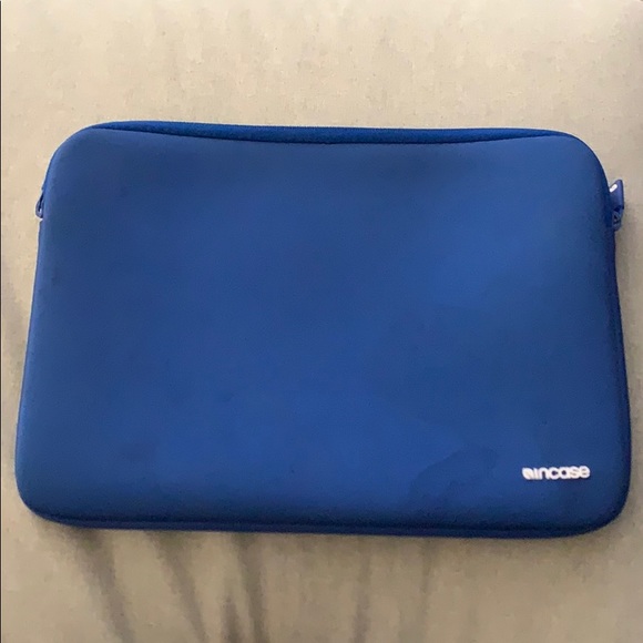 13” Incase Royal Blue Neoprene Laptop Case - Picture 1 of 3